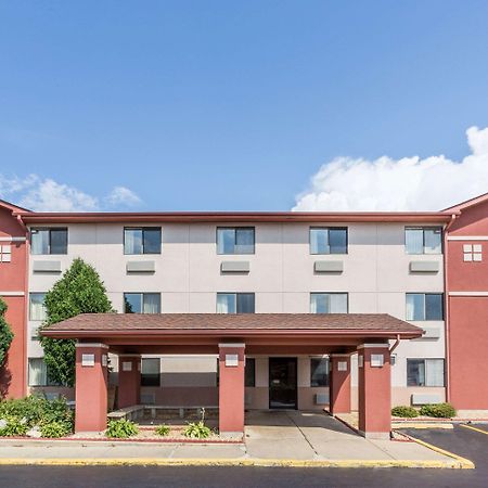 Super 8 By Wyndham St. Charles Ξενοδοχείο Saint Charles Εξωτερικό φωτογραφία