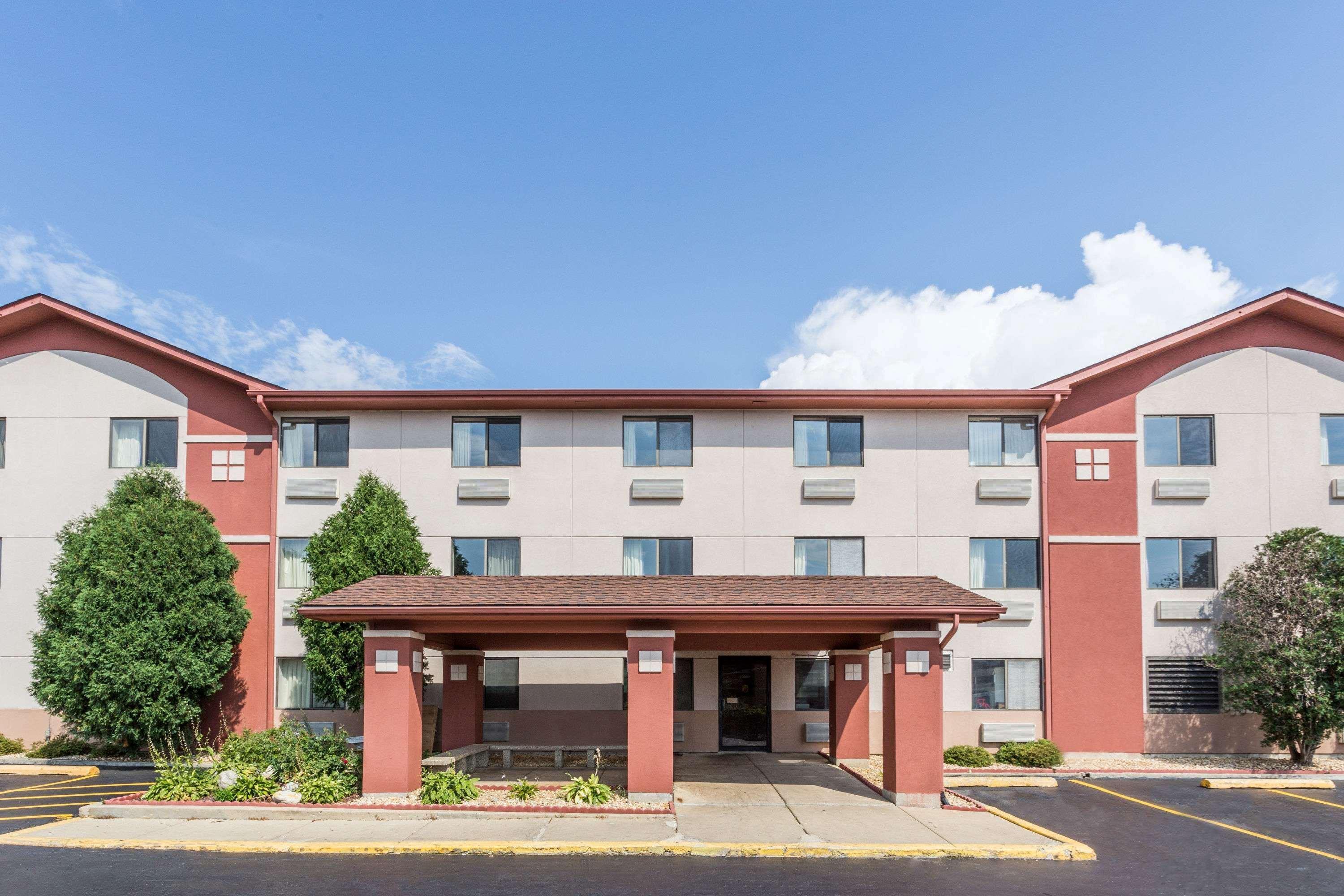 Super 8 By Wyndham St. Charles Ξενοδοχείο Saint Charles Εξωτερικό φωτογραφία